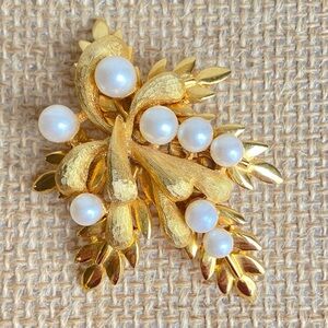 Dimensional leaf and faux pearl cluster brooch pin shiny and textured goldtone
